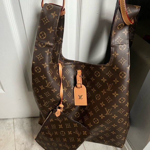 Louis Vuitton Atlantis GM Monogram Shoulder Bag - Picture 4 of 14